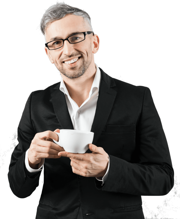 Imagem de um homem feliz segurando uma xícara de café, representando o sucesso e a satisfação de ser um parceiro White Label com a Sac.Digital.