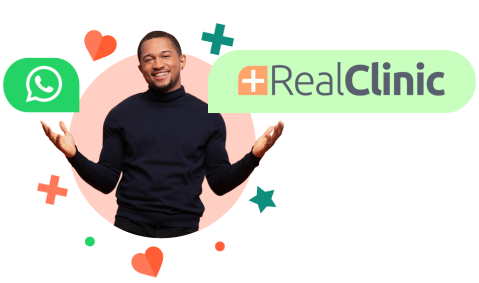 Imagem de um homem com os braços abertos e palmas voltadas para cima, segurando os logotipos do WhatsApp e da RealClinic em cada mão.