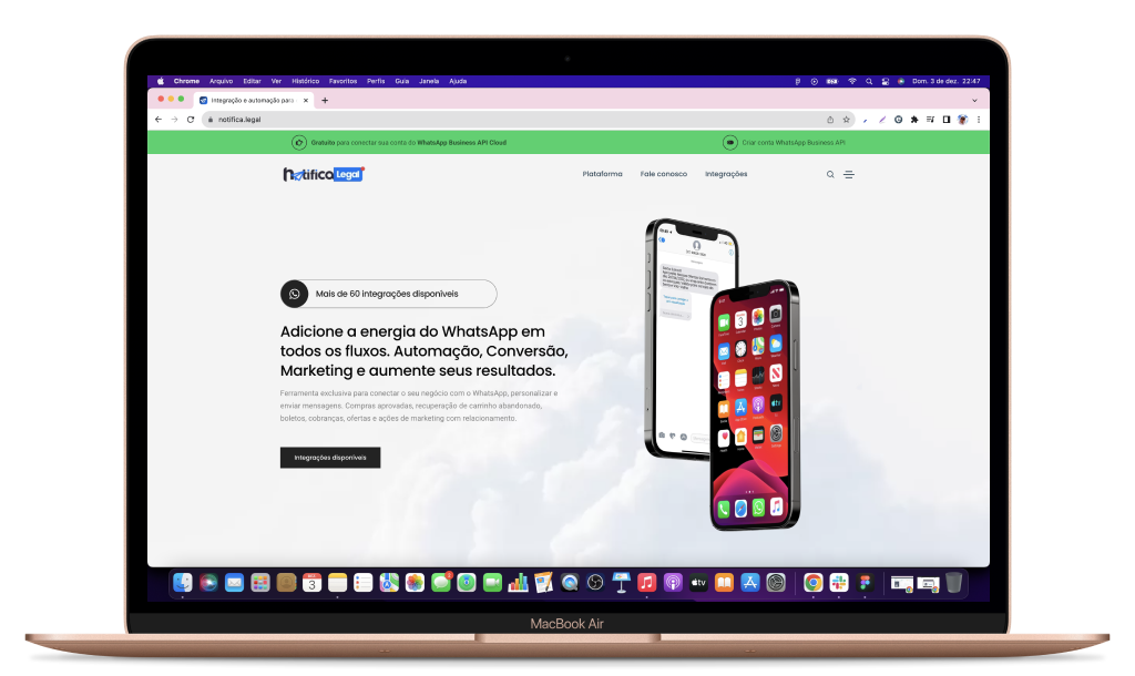 Imagem de um MacBook Air exibindo a página inicial da plataforma 'Notifica Legal', destacando as funcionalidades de automação e integração com o WhatsApp Business API em dispositivos móveis.